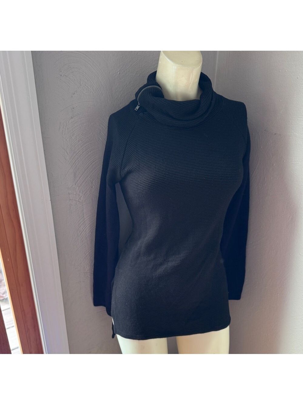 Red Haute black turtleneck sweater size small